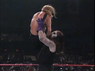 WWF SURVIVOR SERIES 95 - Undertaker chokeslams Triple H