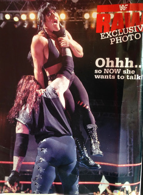 WWE - WWF Raw Magazine - April 1998 - Undertaker Chokeslams Chyna