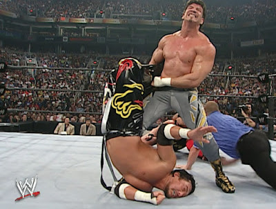 WWE Summerslam 2003 - Eddie Guerrero puts a submission move on Tajiri